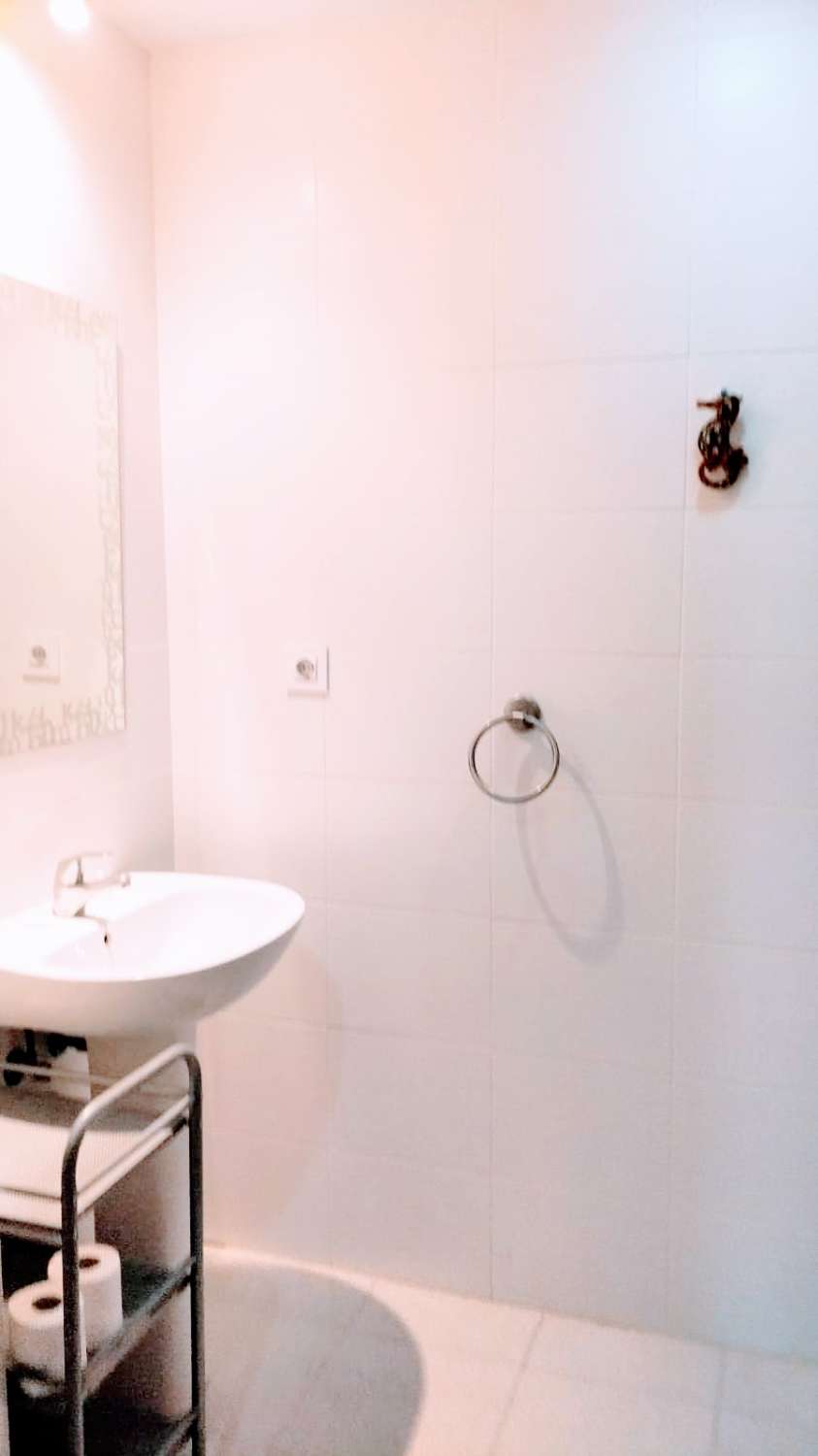 Piso super luminoso 2 dormitorios 2 baños , terraza Y Parking