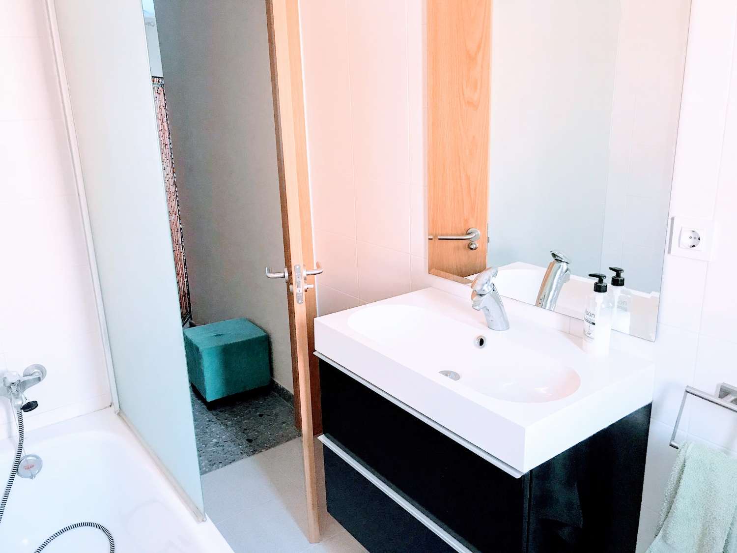 Piso super luminoso 2 dormitorios 2 baños , terraza Y Parking