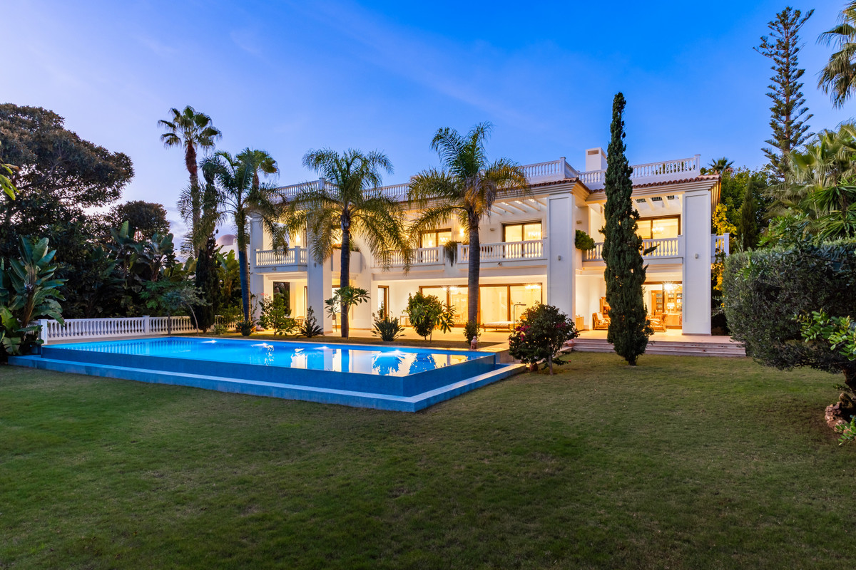Villa til salg i Estepona