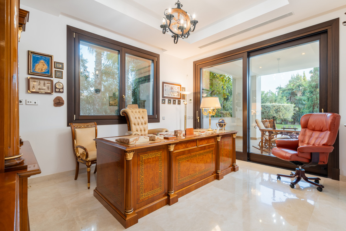 Villa til salg i Estepona