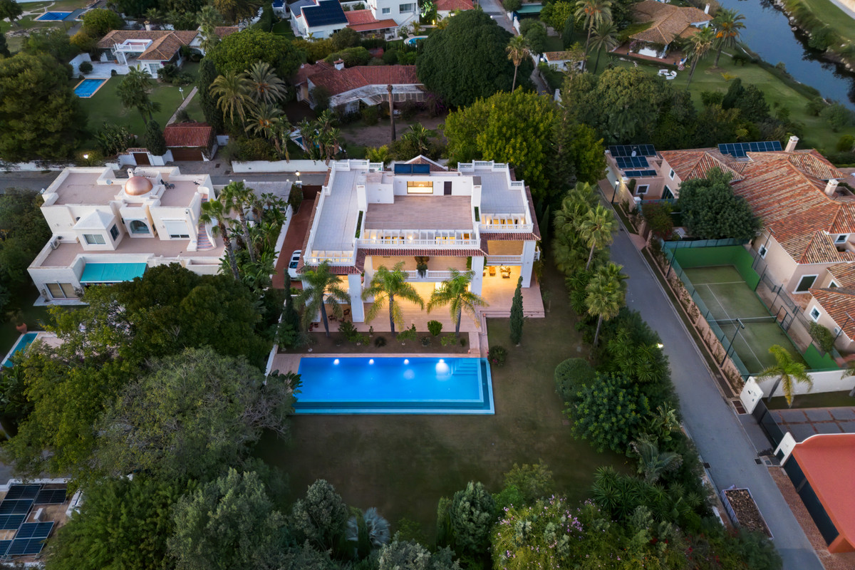 Villa til salg i Estepona