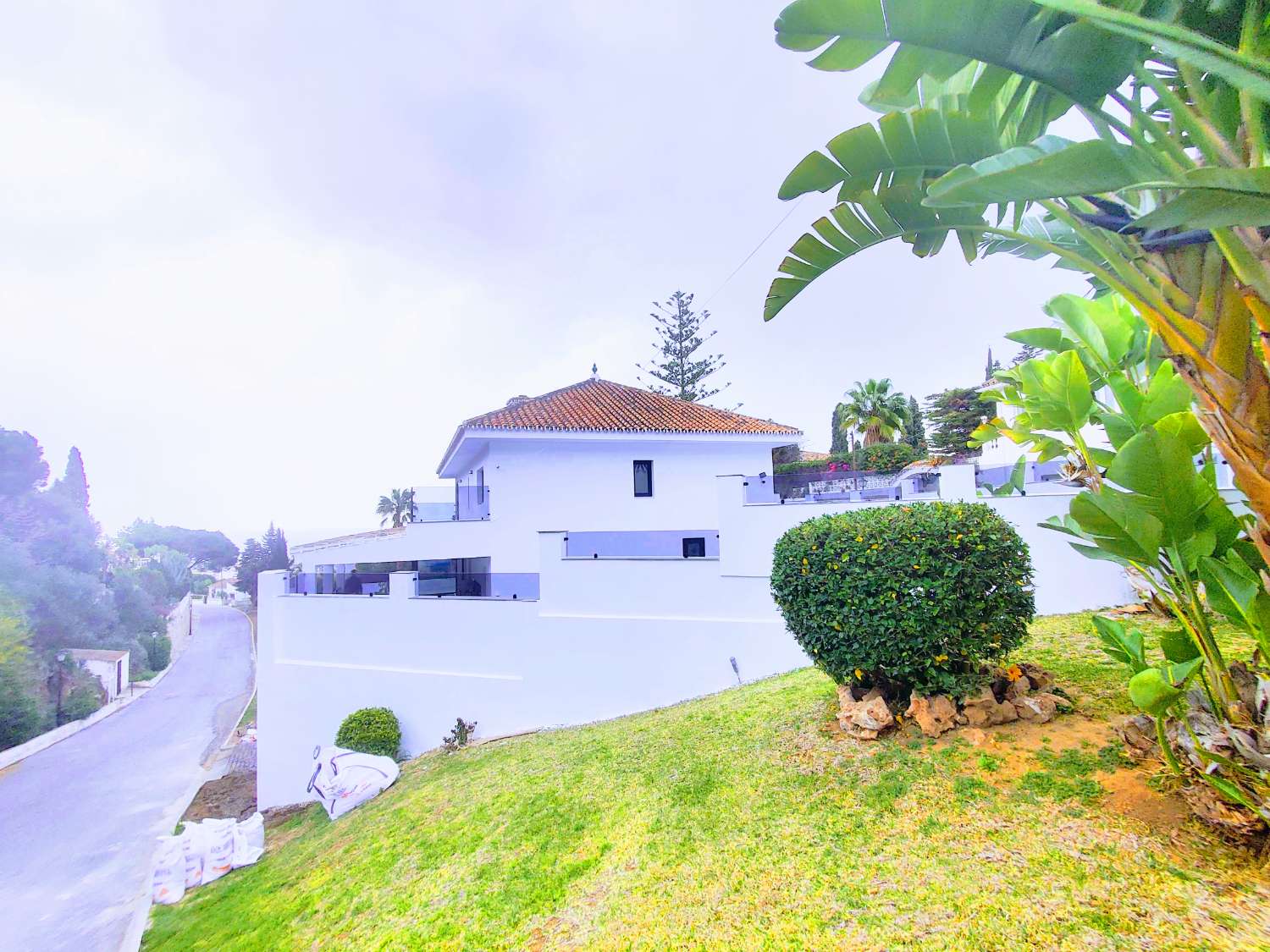 Spektakuläre Villa in La Cala de Mijas, 677 Meter direkt vom Strand entfernt und mit Meerblick.