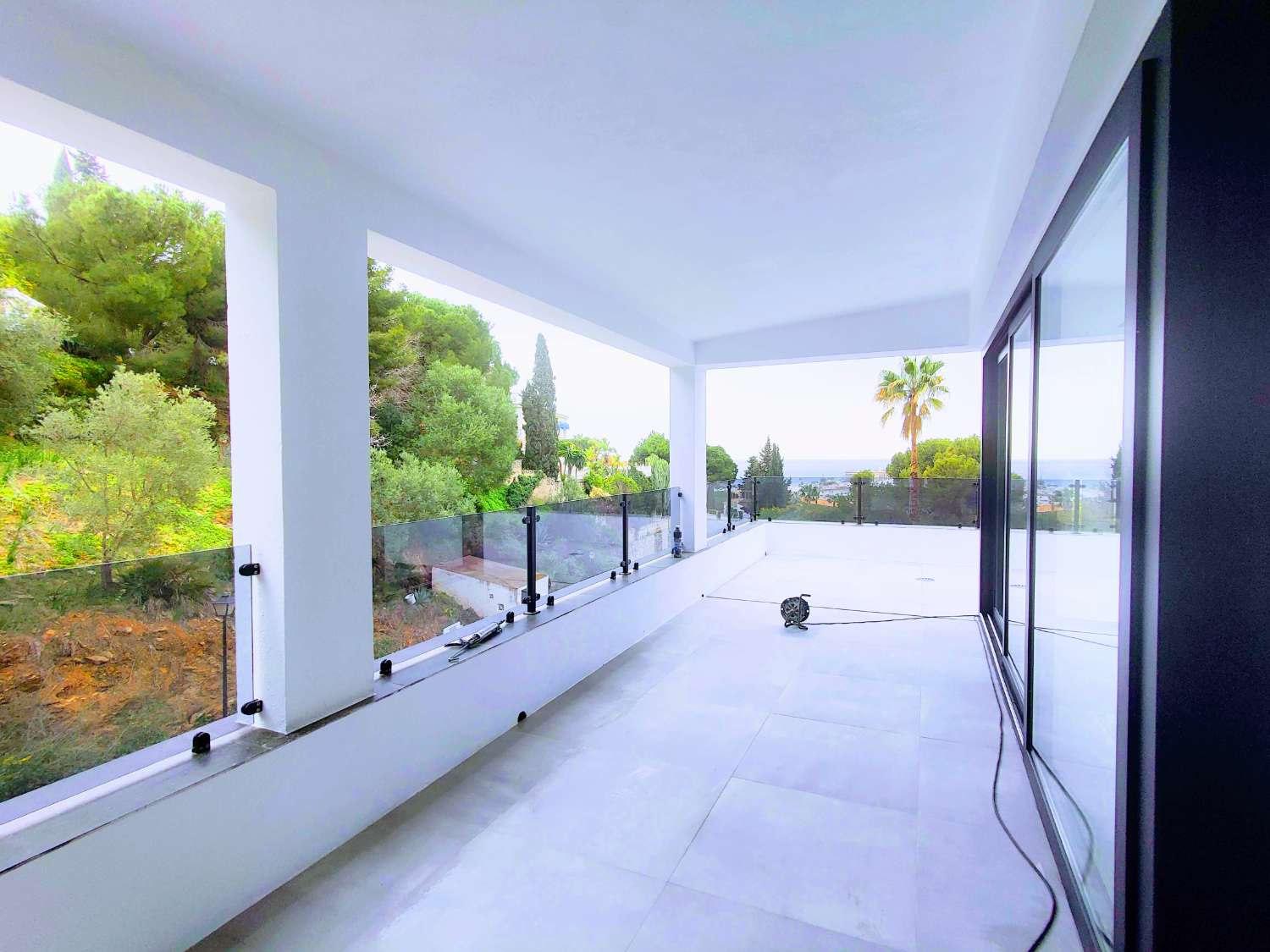 Spektakuläre Villa in La Cala de Mijas, 677 Meter direkt vom Strand entfernt und mit Meerblick.