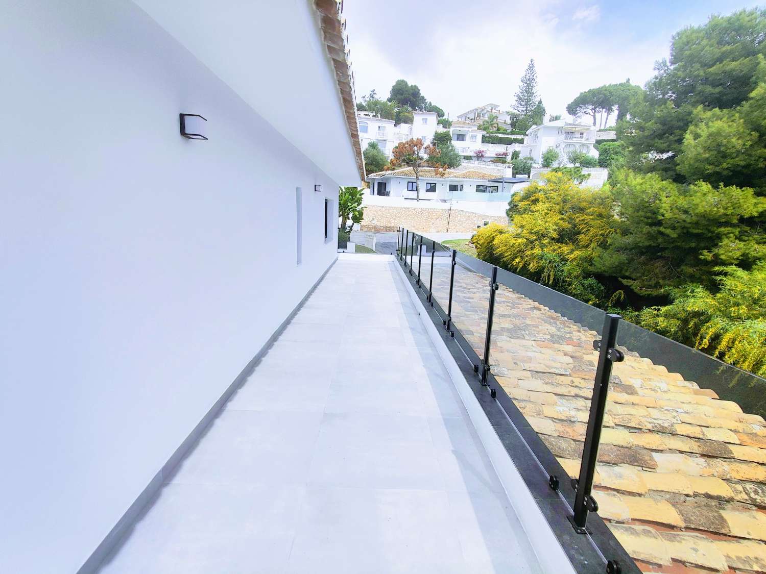 Spektakuläre Villa in La Cala de Mijas, 677 Meter direkt vom Strand entfernt und mit Meerblick.