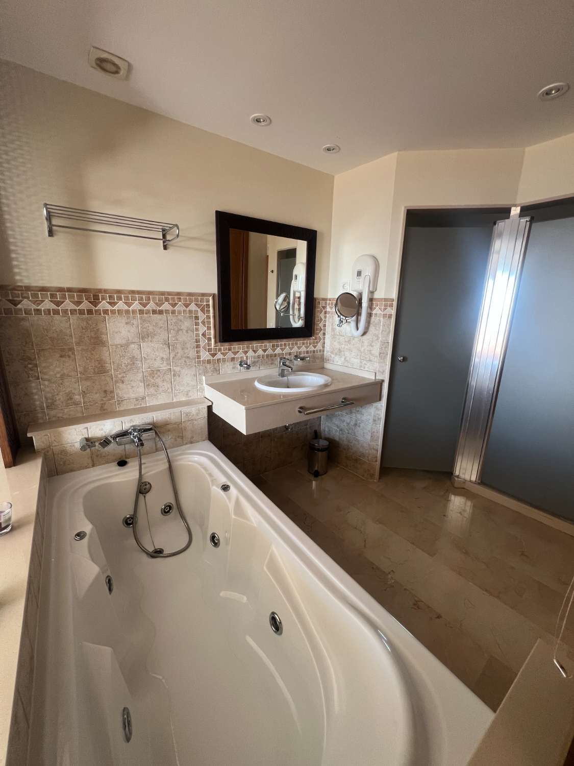 Piso de Lujo de 2 dormitorios  en Malibu Mansion