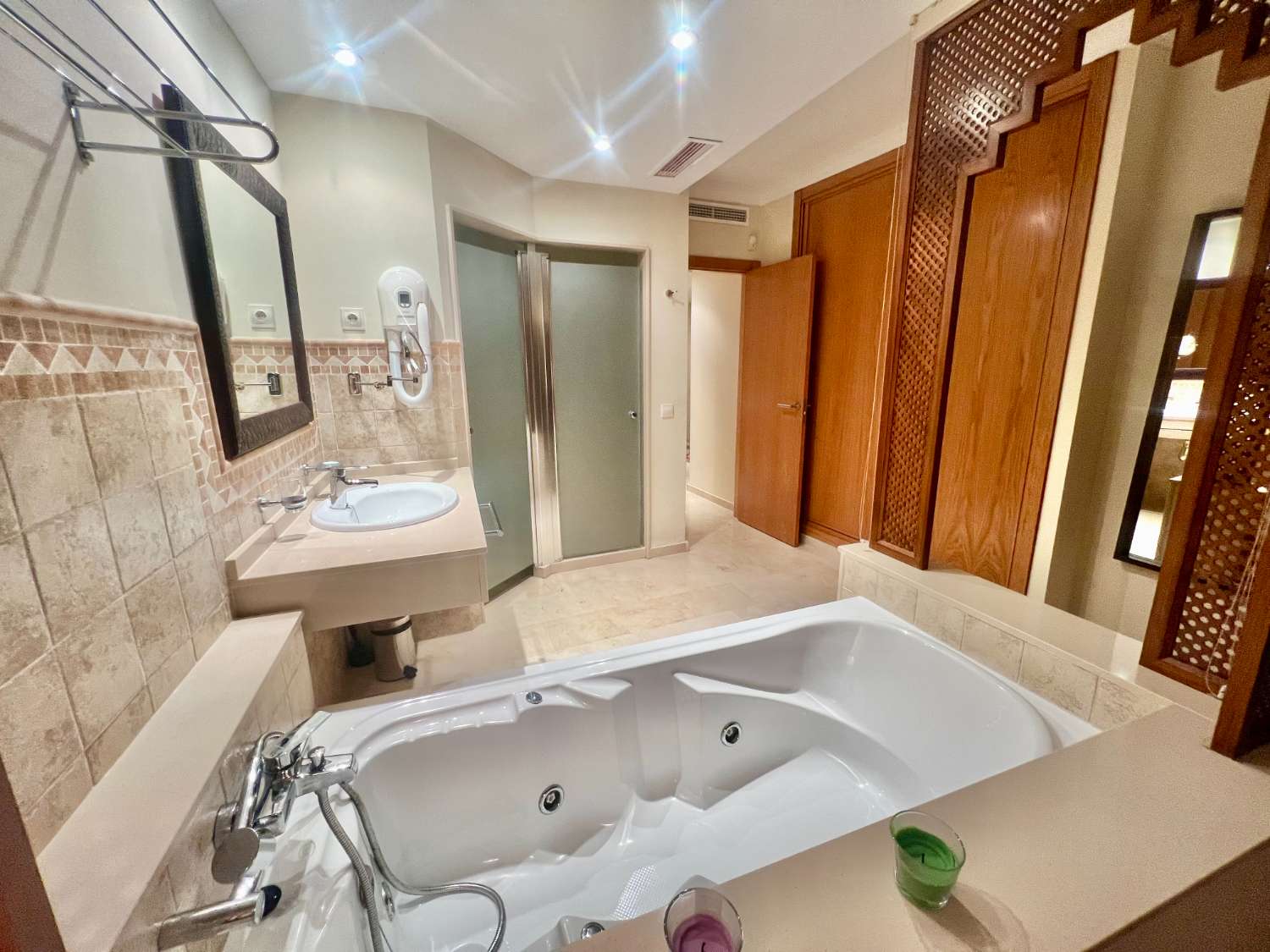 Piso de Lujo de 2 dormitorios  en Malibu Mansion
