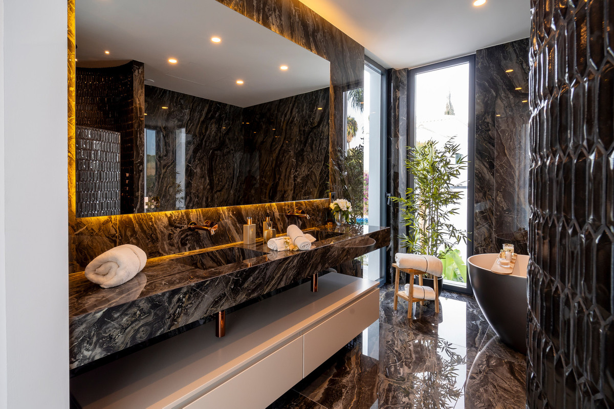 Villa en venta en El Paraíso (Benahavís)